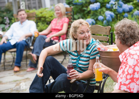 Mature couple holding bouteilles de boisson froide Banque D'Images