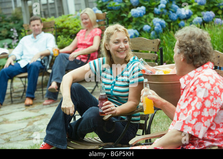 Mature couple holding bouteilles de boisson froide Banque D'Images