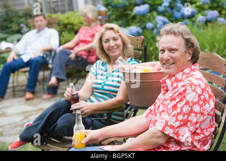 Mature couple holding bouteilles de boisson froide Banque D'Images