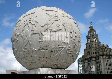 Mémorial de guerre de la marine marchande avec le Royal Liver Building au premier plan, Liverpool, Royaume-Uni Banque D'Images