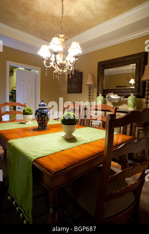 Salle à manger dans une maison américaine avec chaises table miroir du cabinet meublé avec des couleurs assorties Banque D'Images