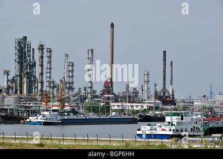 Dans les navires à quai à la raffinerie de pétrole de l'industrie pétrochimique du port d'Anvers, Belgique Banque D'Images