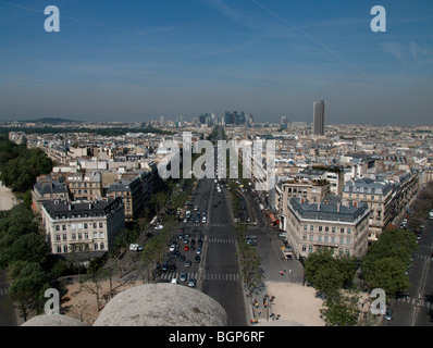 La Défense et vue panoramique sur Paris vu du haut de l'Arc de Triomphe (Arc de Triomphe). Paris. France Banque D'Images