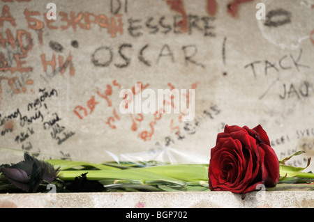 Tributs floraux et graffiti sur la tombe d'Oscar Wilde, Pére Lachaise, Paris Banque D'Images