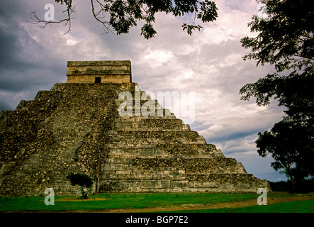 El Castillo, pyramide de Kukulcan, Chichen Itza, Site archéologique de Chichen Itza, l'état du Yucatan, péninsule du Yucatan, Mexique Banque D'Images
