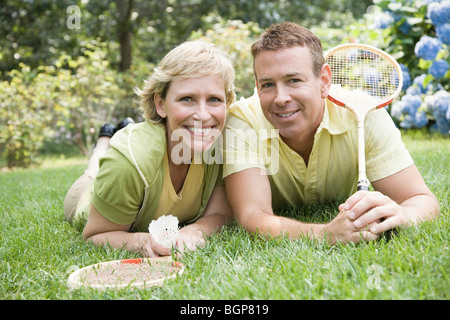 Portrait of a young couple de l'herbe dans une pelouse Banque D'Images