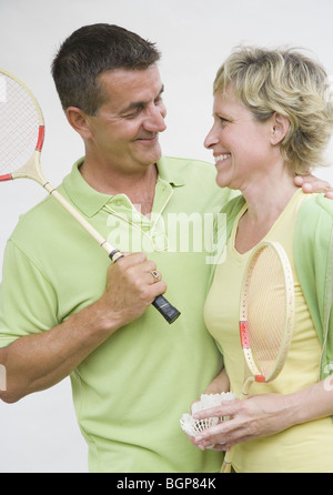 Young couple holding raquettes de badminton et à la recherche à l'autre Banque D'Images