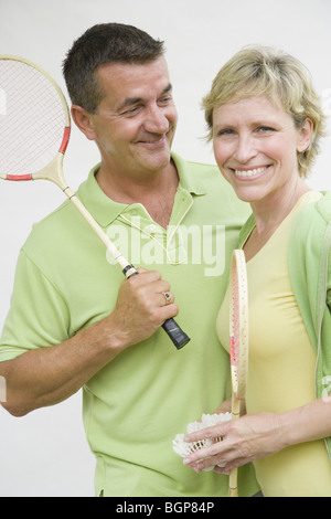 Young couple holding badminton and smiling Banque D'Images