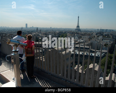 Tour Eiffel et vue panoramique sur Paris vu du haut de l'Arc de Triomphe (Arc de Triomphe). Paris. France Banque D'Images