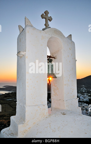 Coucher de soleil derrière le beffroi de Saint Anargiri chapelle à Chora (ville principale), l'île d'Ios, Grèce Banque D'Images