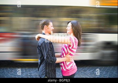 Young couple at train station Banque D'Images