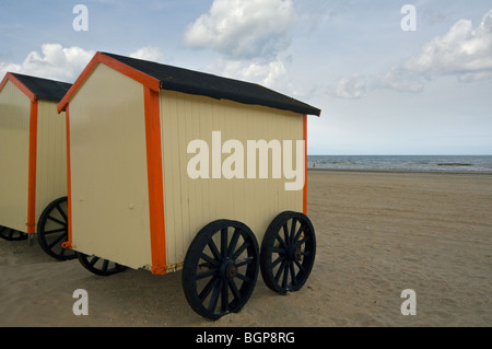 Rangée de cabines de plage multicolores sur roues le long de la côte de la mer du Nord de De Panne, Belgique Banque D'Images