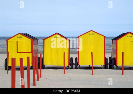 Rangée de cabines de plage à rayures colorées sur roues le long de la côte de la mer du Nord de De Panne, Belgique Banque D'Images