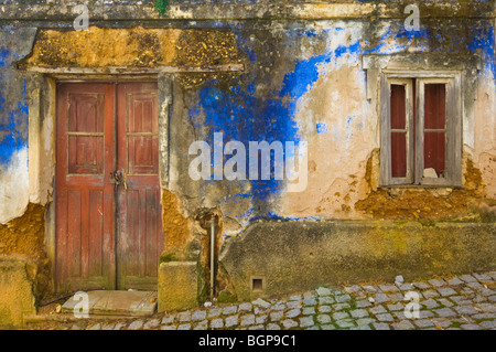 Vieux murs et porte d'un cottage peint en bleu ruiné Dans le village d'AljezurAlgarve district Portugal UE Europe Banque D'Images