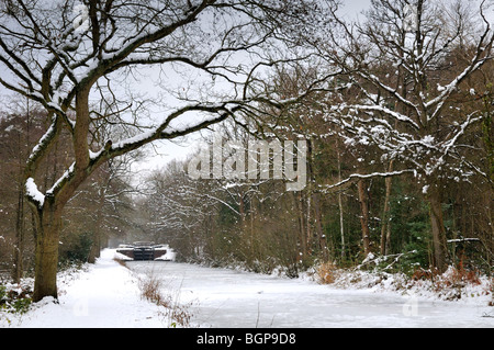 Basingstoke Canal dans la neige lourde Banque D'Images