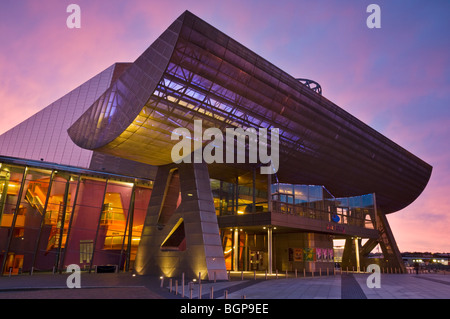 Le Lowry Centre à Salford Quays allumé au coucher du soleil Manchester Greater Manchester Lancashire England GB UK EU Europe Banque D'Images