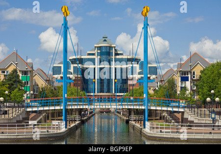 Les immeubles de bureaux à travers le canal de Chandlers, Greater Manchester Salford Quays Lancashire England GB UK EU Europe Banque D'Images
