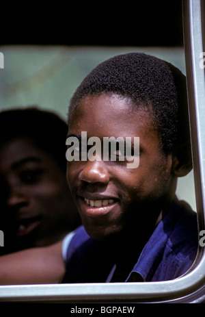 Martiniquais martiniquais, garçon, garçon, homme, étudiant, étudiant en autobus scolaire, étudiant, enfant, d'autobus scolaires, le Marin, Martinique, French West Indies, France Banque D'Images