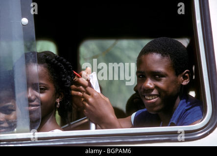 Les élèves garçons et filles sur autobus scolaire dans la ville de Le Marin Martinique Antilles Françaises Banque D'Images