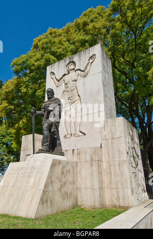 Monument à conquistador espagnol Pedro de Mendoza en Lezama Park, quartier de San Telmo à Buenos Aires, Argentine Banque D'Images