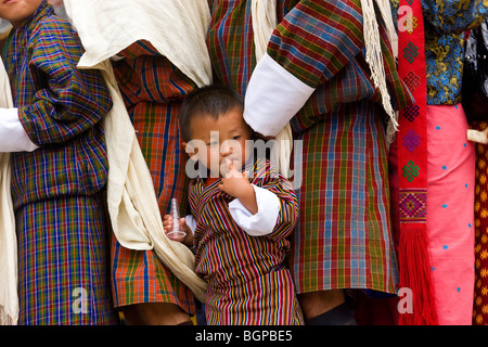 Les gens faisant la queue pour être bénis, Festival, Trashichhoe Dzong (monastère), Thimpu, Bhoutan Banque D'Images