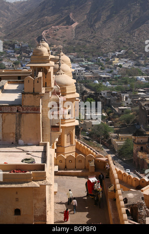 Voir des éléphants utilisés pour transporter les touristes jusqu'à la colline de l'Amber Fort, à Jaipur, Inde. Banque D'Images