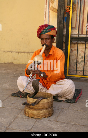 Charmeur de serpent indien, à l'intérieur du City Palace à Jaipur, Inde. Banque D'Images