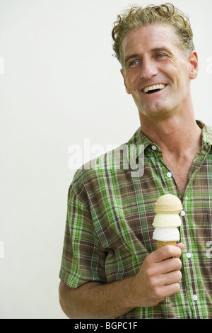 Mature man holding an ice cream cone Banque D'Images