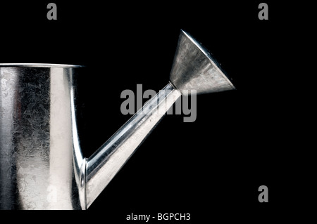 Close up horizontale d'un arrosoir en métal sur noir Banque D'Images