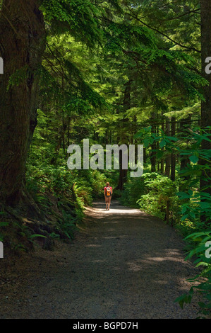 Randonneur sur sentier à travers la forêt au court-Sands Beach à Oswald West State Park, côte de l'Oregon. Banque D'Images