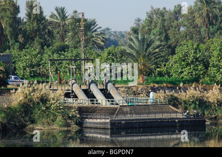 Nil, la Haute Egypte. Une station de pompage pour l'irrigation des terres agricoles le long de la vallée du Nil. Banque D'Images