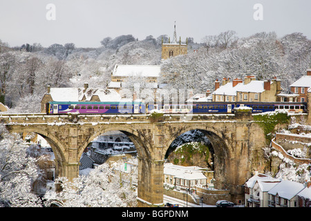 Passage à niveau train le viaduc en hiver au nord Yorkshire Angleterre Knaresborough Banque D'Images