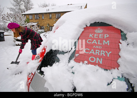 L'Oxfordshire, UK. Un message dans la fenêtre arrière d'une voiture couverte de neige. Janvier 2010. Banque D'Images