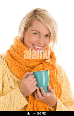 Autumnal girl holding mug isolé sur fond blanc Banque D'Images