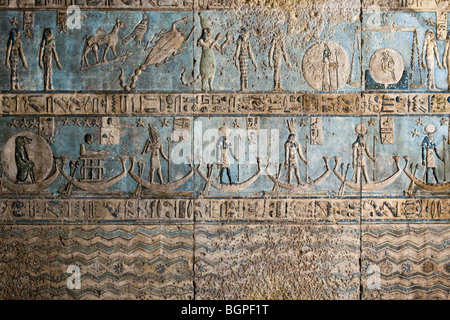 Le nouveau plafond nettoyé avec des scènes d'astronomie à l'époque ptolémaïque Temple d'Hathor à Dendérah, vallée du Nil, l'Egypte Banque D'Images