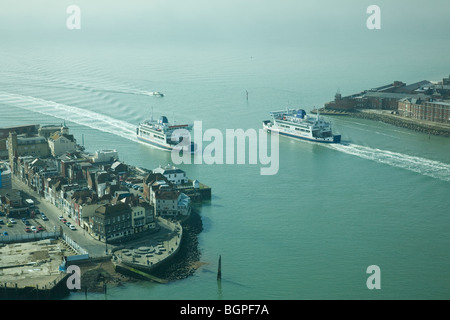 Ferries entrant/quitter le port de Portsmouth, vu de la Spinnaker Tower, Portsmouth, Angleterre. Banque D'Images