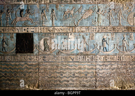 Le nouveau plafond nettoyé avec des scènes d'astronomie à l'époque ptolémaïque Temple d'Hathor à Dendérah, vallée du Nil, l'Egypte Banque D'Images