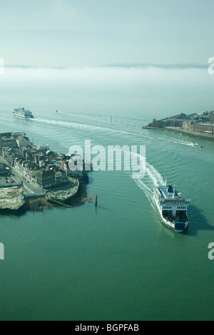 Ferries entrant/quitter le port de Portsmouth avec brouillard couvert Ile de Wight en arrière-plan, vue de la tour Spinnaker. Banque D'Images