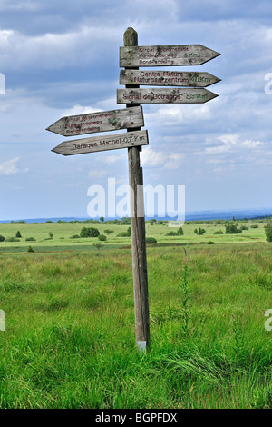 Panneau en bois pour les promeneurs dans les Hautes Fagnes / Hautes Fagnes, Ardennes Belges, Belgique Banque D'Images