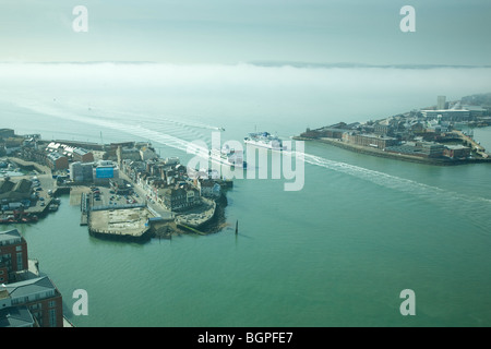 Ferries entrant/quitter le port de Portsmouth avec brouillard couvert Ile de Wight en arrière-plan, vue de la tour Spinnaker. Banque D'Images