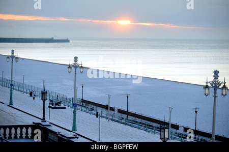 Front de mer de Brighton et de la plage couverte de neige tôt le matin, promenade Sussex UK Janvier 2010 Banque D'Images
