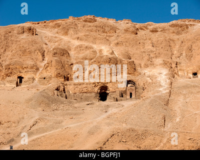 Tombe d'un Noble près du temple funéraire de la femme Pharaon Hatshepsout dans la vallée des Nobles à Louxor en Egypte Banque D'Images