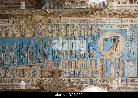 Le nouveau plafond nettoyé avec des scènes d'astronomie à l'époque ptolémaïque Temple d'Hathor à Dendérah, vallée du Nil, l'Egypte Banque D'Images