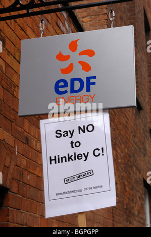 Démonstration à Electriciti de France bureau à Bridgwater contre des plans pour construire la centrale nucléaire de Hinkley C Somerset Banque D'Images