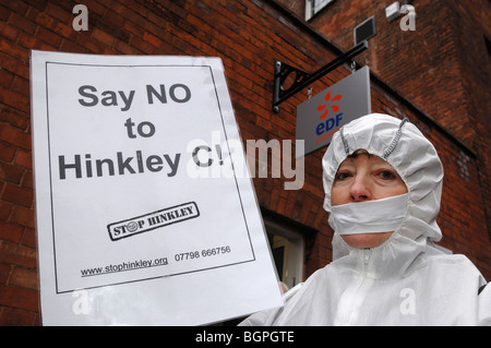 Démonstration à Electriciti de France bureau à Bridgwater contre des plans pour construire la centrale nucléaire de Hinkley C Somerset Banque D'Images