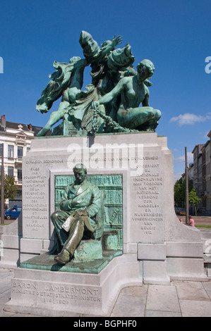 Statue du baron Lambermont, Ministre d'État, à l'Lambermontplaats dans la ville d'Anvers, Belgique Banque D'Images
