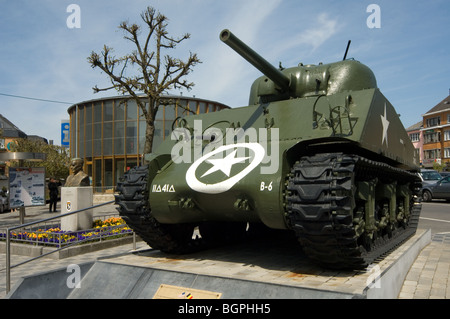 American Seconde Guerre mondiale Deux Sherman M4A3 tank et buste du général Mac Auliffe à Bastogne, Ardennes Belges, Belgique Banque D'Images