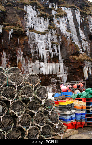 Des casiers à homard bacs colorés et du matériel de pêche sur le port de boscastle Banque D'Images