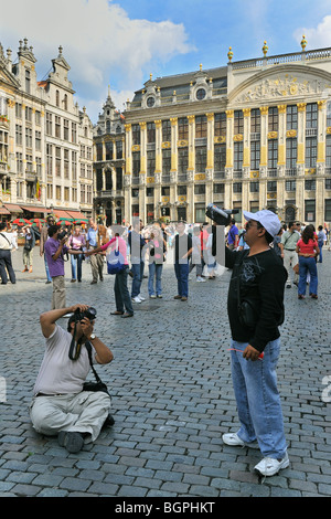 Tournage touristes façades de l'époque médiévale guilde au Grand Place/Grote Markt / Grand Place, Bruxelles, Belgique Banque D'Images