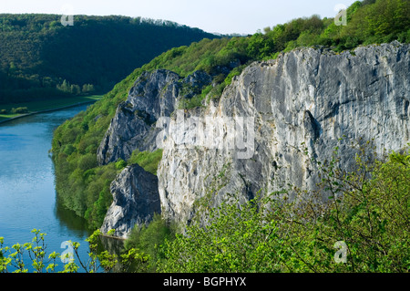 Le visage de roche de Freyr utilisés pour pratiquer l'escalade et alpinisme le long de la meuse près de Dinant, Belgique Banque D'Images